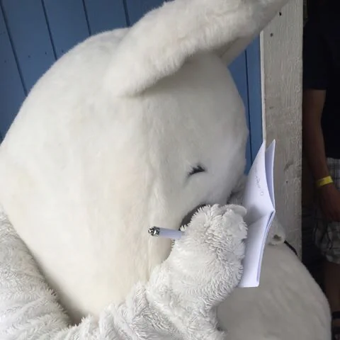 フィンランドのムーミンが面白い！必死にサインを書く姿がじわじわくると話題！
