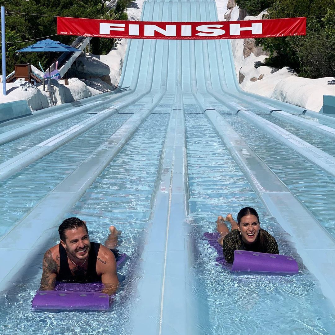 .<a href="/jessivaleritv/">Jessica Rodriguez</a> está feliz y muy acompañada junto a <a href="/Llane/">LLANE</a> disfrutando desde Disney’s Blizzard Beach. ¡Qué divertido! 😎 👙 🌊