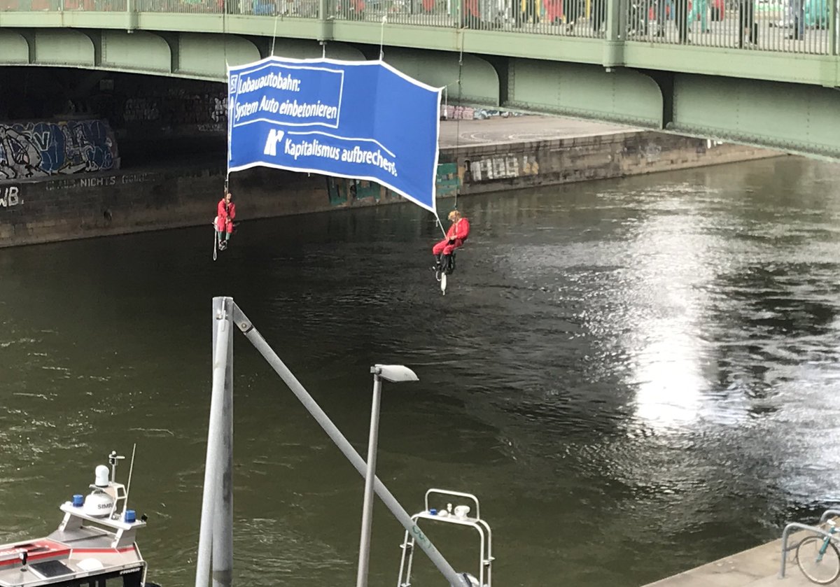 DanniBleibtWien's tweet photo. Zwei mutige Aktivist*innen haben sich auch von der Brücke mit einem Transpi runtergeseilt - System Auto einbetonieren, Kapitalismus aufbrechen! #w2805 #nobau https://t.co/S5uyzwEQt8