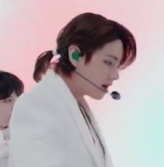 Taehyung. tweet media