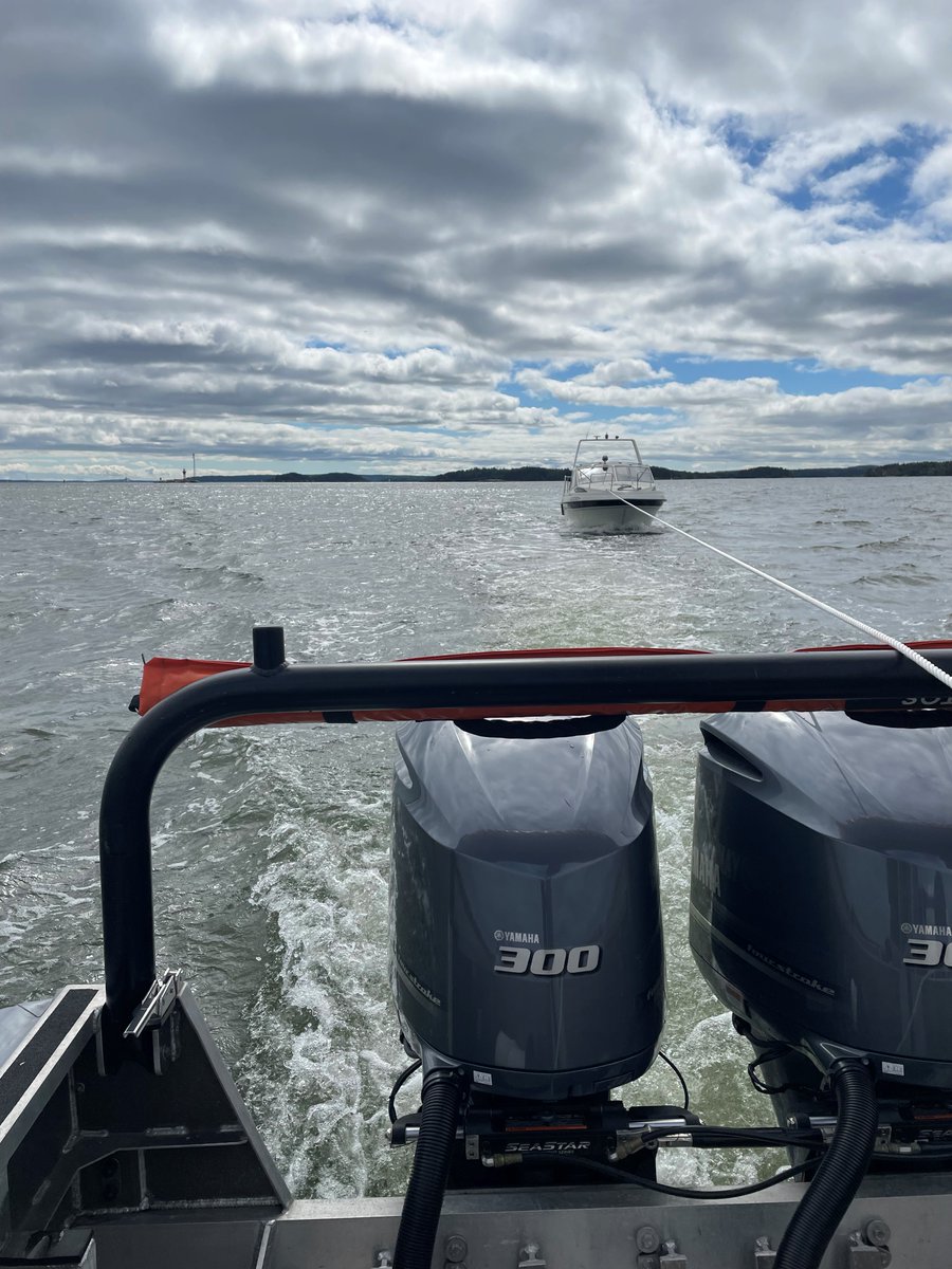 meriraja's tweet photo. Sjöräddningens nödläge #Erstan. En motorbåt tog in vatten genom kylsystemet, 3 personer ombord. Skeppare lyckades köra i land vid Notgrund och därmed förhindra att båten sjönk. Sjöbevakningens patrull i närheten bogserar haveristen till skyddshamn.
#meriraja https://t.co/2BzSRHJrvr