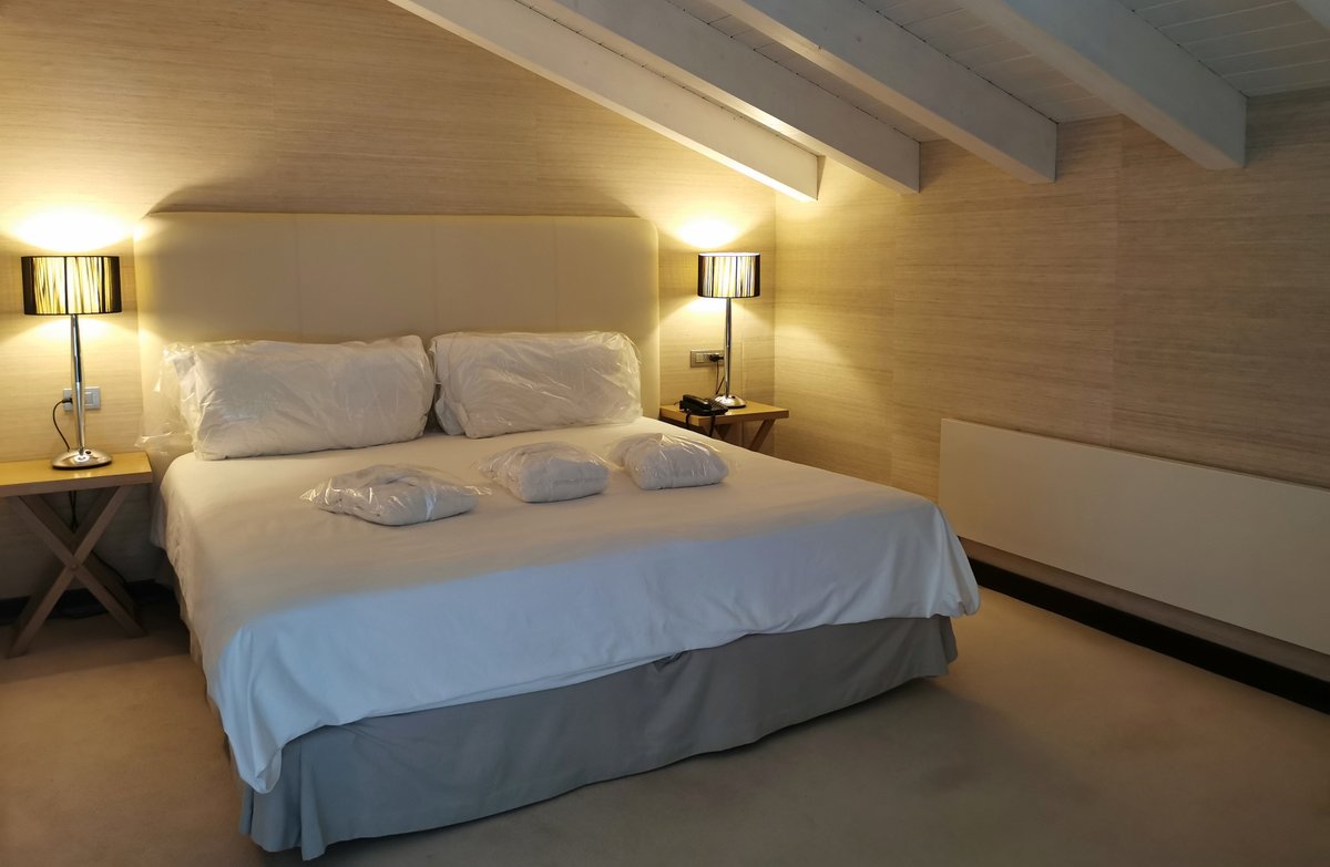 objetivo_viajar's tweet photo. La comarca de #GúdarJavalambre es la principal productora mundial de trufa negra, un manjar que en @latrufanegra de #MoradeRubielos cuidan y preparan con mimo. Y es que en este hotel, no solo es la estrella del restaurante Melanosporum, también de sus experiencias de trufiturismo https://t.co/jEBitvjbdi