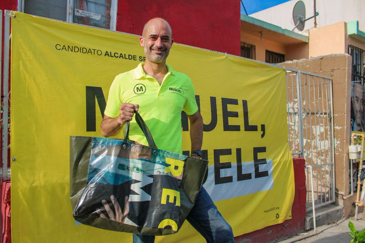 miguelbtrevino's tweet photo. Hace 3 años y en la temporada de firmas las lonas que utilizamos como publicidad se convirtieron en bolsas para el mandado.

Este año lo haremos de nuevo, mándame inbox si te interesa obtener una bolsa. 

Apoyemos al medio ambiente y a las personas que las fabrican. https://t.co/s4mZRwAT2S