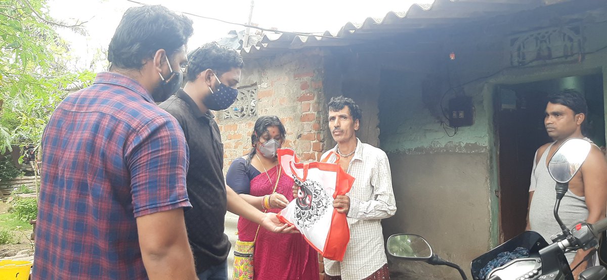 A_K_Dash_IYC's tweet photo. A little help of providing the needy people with basic ration & Grocery Kits goes a long way to sustain their family during this pandemic.
We #DYC_Puri team will continue to help those families who are in financial distress.
#InThisTogether
@IYC @IYCOdisha @pratibhaiyc1 https://t.co/kRzQIHh4ur