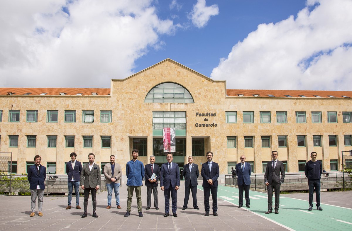comercio_uva's tweet photo. #NEW 🏆
¡ENHORABUENA a todos los premiados en el 37 Certamen EMPRESARIO DEL AÑO de Facultad de Comercio - Universidad de Valladolid!
FOTOS en FLICKR:  https://t.co/CaqpojXYJe
PREMIO ESPECIAL   Mozo-Grau. Fernando Mozo Grau https://t.co/YwMBEVdOBS