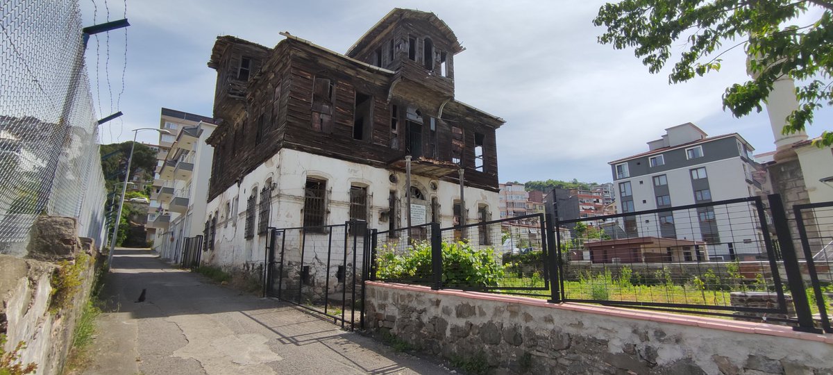 Bitmemek için direnen eski Türk evi... 
#ahsap #mimari #rolove #restorasyon #turkevi