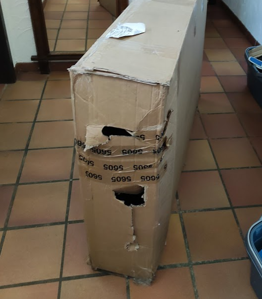 simit's tweet image. Rij je speciaal naar Gent om je 3 maand oude monitor krasvrij binnen te brengen bij @Coolblue_BE, krijg je hem na een volle maand zo terug... Maar als ik hem (op dezelfde manier?) terug stuur kunnen ze dat misschien wel proberen te fixen. Netjes? Alles voor de glimlach?😢