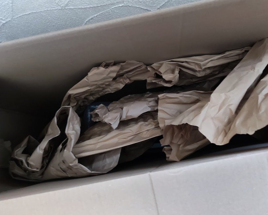 simit's tweet image. Rij je speciaal naar Gent om je 3 maand oude monitor krasvrij binnen te brengen bij @Coolblue_BE, krijg je hem na een volle maand zo terug... Maar als ik hem (op dezelfde manier?) terug stuur kunnen ze dat misschien wel proberen te fixen. Netjes? Alles voor de glimlach?😢