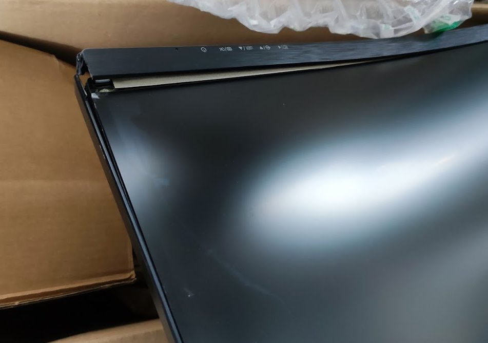 simit's tweet image. Rij je speciaal naar Gent om je 3 maand oude monitor krasvrij binnen te brengen bij @Coolblue_BE, krijg je hem na een volle maand zo terug... Maar als ik hem (op dezelfde manier?) terug stuur kunnen ze dat misschien wel proberen te fixen. Netjes? Alles voor de glimlach?😢