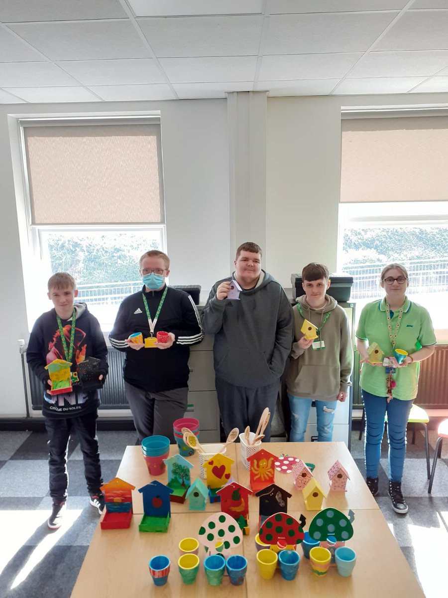 Vocational Pathways made bird houses and decorated plant pots to donate to our Creche Garden Project.  

Llwybrau Galwedigaethol yn creu tai adar ac yn addurno potiau planhigion i'w rhoi i'n Prosiect Gardd y Feithrinfa.
