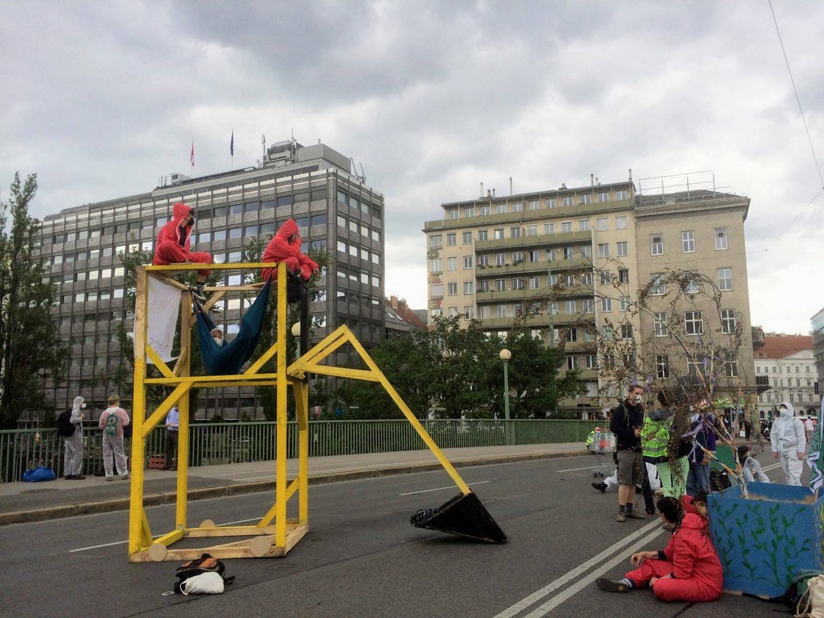 SystemChangeAT's tweet photo. Trotz der Klimakrise soll noch heuer mit dem Bau der #Stadtstraße Aspern, einer Zubringerstraße zur #Lobauautobahn begonnen werden. Mit unserer Blockade zeigen wir, dass wir beim Bau dieses Klimakillerprojekts nicht tatenlos zusehen werden! #LobauBleibt #KippPunktLobau https://t.co/iKXKG8n0jb