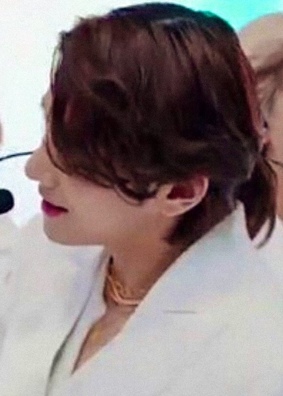 taeteland's tweet photo. KIM TAEHYUNG WITH A PONYTAIL? https://t.co/IZupXK66tN