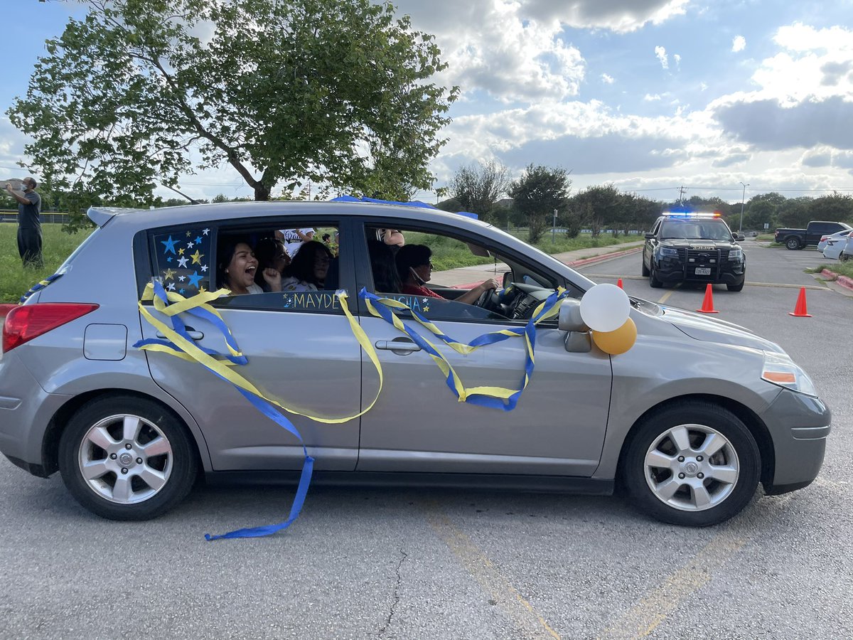 Love these smiles! Eagles, soar onward and upward! #Classof2021 🧑🏽‍🎓👩🏼‍🎓💙💛🦅🎓👏🏽🎉
