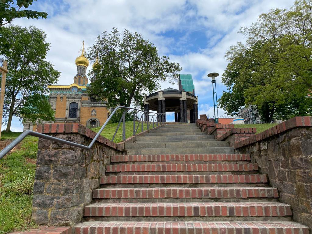 PLinKoeln's tweet photo. Letzte Woche hätte Karl #Dedecius seinen 💯Geburtstag gefeiert🖤
Ihm zu Ehren wurde heute in @Stadt_Darmstadt, unweit des historischen Sitzes des @Dt_Pl_Inst eine Treppe eingeweiht - nun die Karl-Dedecius-Treppe, eine weitere „polnische Spur” in Deutschland.
#KarlDedecius100 https://t.co/chiwFfPQCQ
