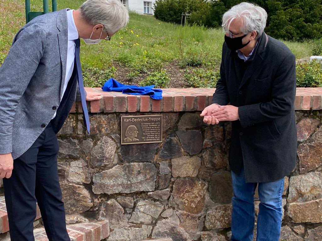 PLinKoeln's tweet photo. Letzte Woche hätte Karl #Dedecius seinen 💯Geburtstag gefeiert🖤
Ihm zu Ehren wurde heute in @Stadt_Darmstadt, unweit des historischen Sitzes des @Dt_Pl_Inst eine Treppe eingeweiht - nun die Karl-Dedecius-Treppe, eine weitere „polnische Spur” in Deutschland.
#KarlDedecius100 https://t.co/chiwFfPQCQ