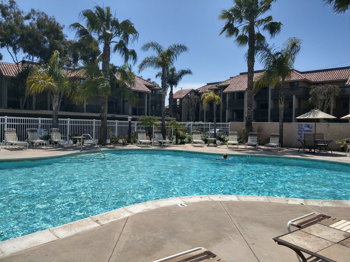 Throwback to my poster presentation at CNLM2018😄 Catch my DataBlitz talk on how the future can change our perception of the present later today at #CNLM2021 <a href="/ucicnlm/">UCI CNLM</a> 

I will have to imagine the nice weather and palm trees but I'm excited nonetheless 🌅🌴