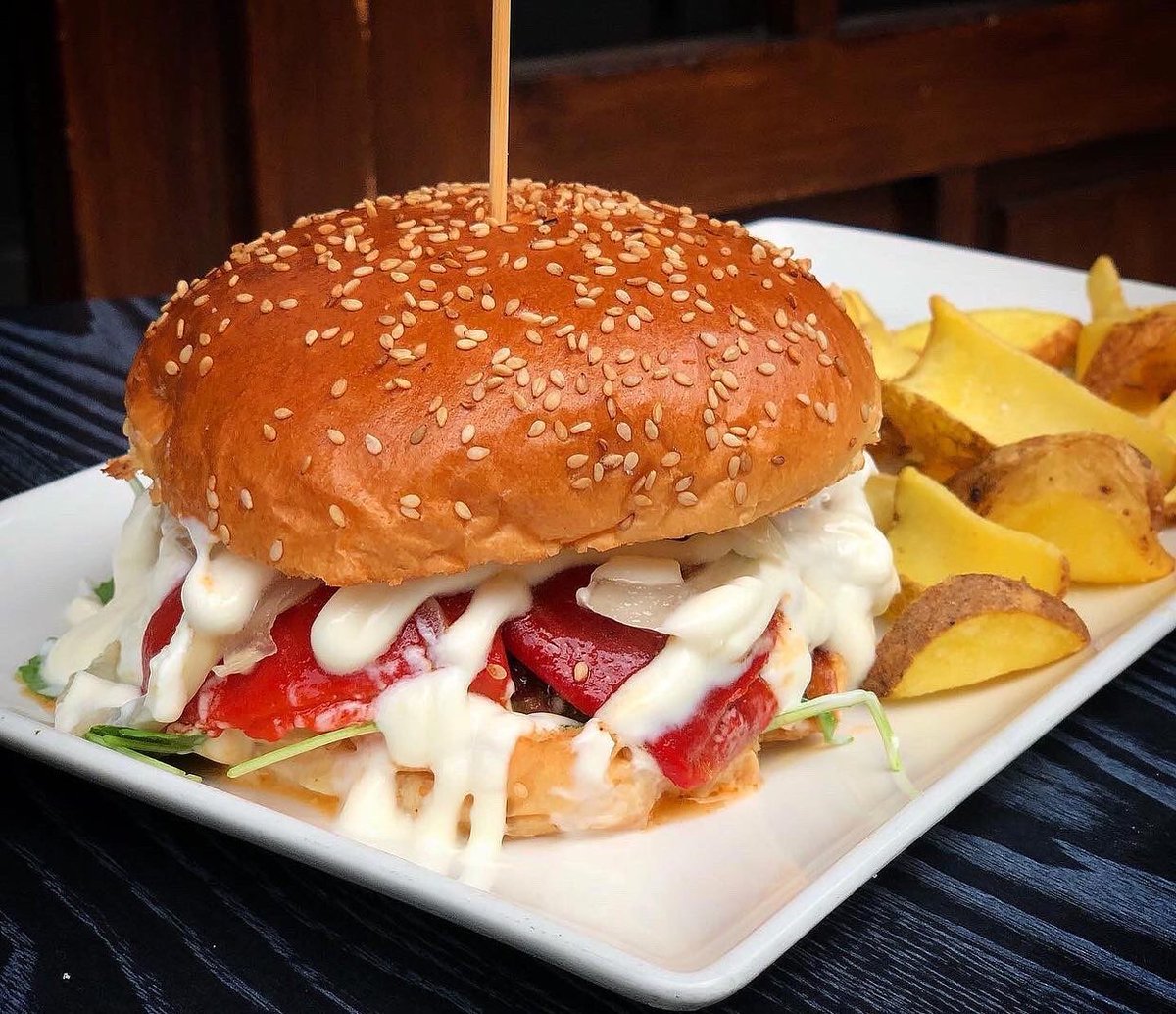 txofretaberna's tweet photo. 🍔🍗🍔El trío Lalalá: #pollotecombo, #burgergrosera y #burgertxuleta. ¡Pedidlos para este finde! Eramateko hondartzara, mendira edo etxera! #ezkurra #barezkurra #ezkurrataberna https://t.co/AdGrPvYvhm
