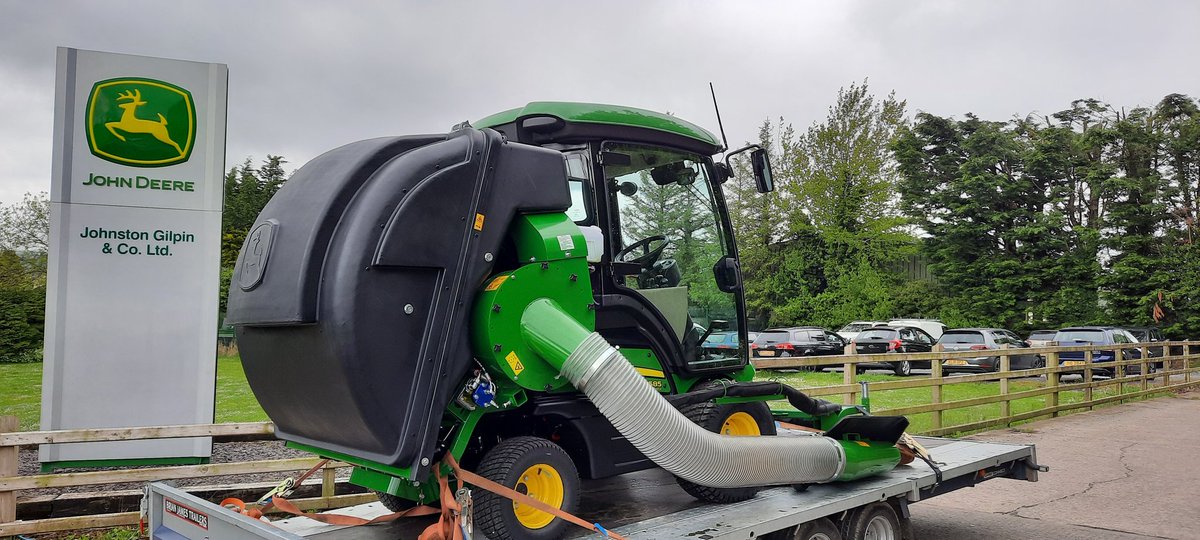 RickyNei11's tweet image. Local customer about to take delivery of his new @JohnDeere 1585 mower. Fitted with a 72" deck, 900L collection hopper, full glass cab, aircon and BT radio. #strengthreliability #professional
Have a great weekend folks 😀