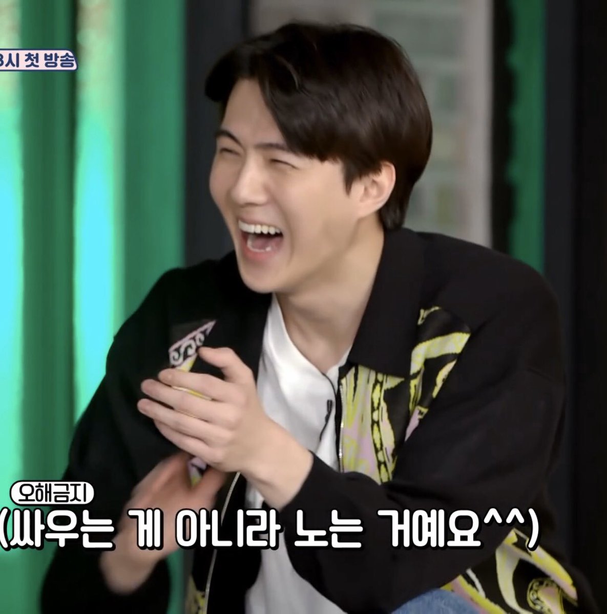 EXO_Brasil's tweet photo. [RANDOM|🔁] 28.05.21 - @weareoneEXO 

A jaqueta que #SEHUN está usando no Teaser do EXO Arcade 2 é a que o #CHANYEOL comprou para ele quando os dois foram fazer compras para o outfit de alistamento do CY. Ela é da marca MAGLIANO, chamada de "Knitted Flower Provincia Polo"! https://t.co/am90PWQLRW