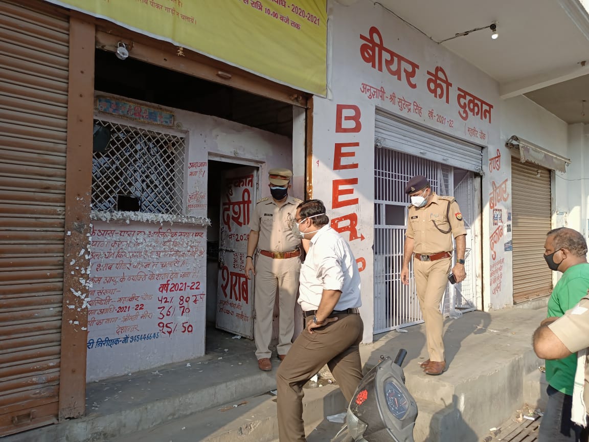 CityMagistrate1's tweet photo. पुलिस क्षेत्राधिकारी नगर के साथ मुजफ्फरनगर शहर में स्थित आबकारी की दुकानों का सघन निरीक्षण किया गया @DmMuzaffarnagar https://t.co/PMFYzsZEol