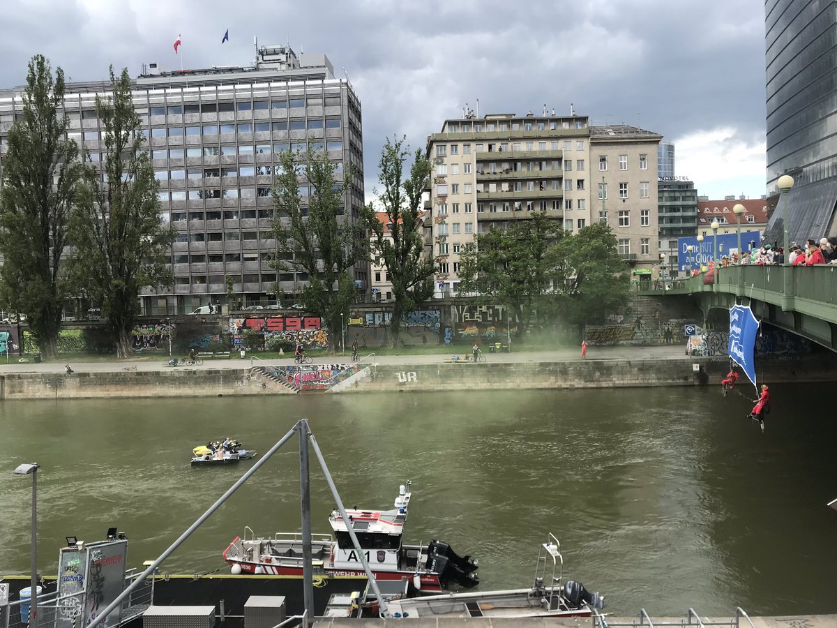 DanniBleibtWien's tweet photo. Auch im Donaukanal protestieren Aktivist*innen gegen den Bau der Lobauautobahn 💥 #w2805 #nobau https://t.co/LeS6Bkk3XS