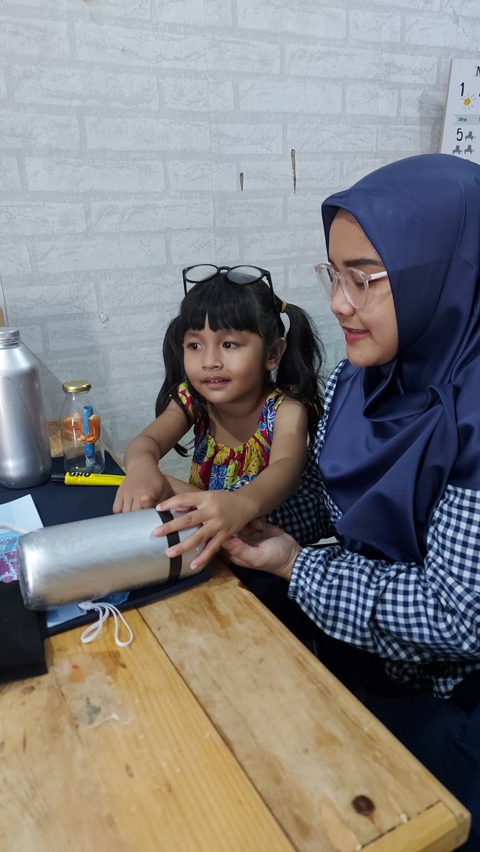IAmalia21's tweet photo. Anak-anak bikin DIY Oxygen Tank dan Kaca Mata Penyelam... Taraaa kit nya sudah disediakan juga jadi kita sama-sama bikin kit nya
#PaddlePopMainYuk
#WorldPlayDay
#Seaventure
#KEBXPaddlepop
@wallsidn https://t.co/a0tLe5xjGG