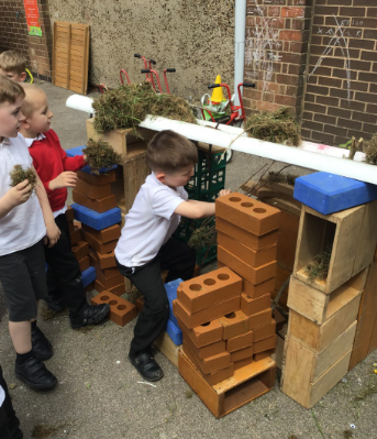 missk_reynolds's tweet photo. Learning about Sukkahs in our RE lesson today. We then went outside to build our own Sukkah using construction and decorated with branches. #EduArtsFest #rockinghamRE @RockinghamEYFS @RockinghamPri https://t.co/Sp5ilMC73p