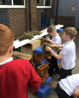 missk_reynolds's tweet photo. Learning about Sukkahs in our RE lesson today. We then went outside to build our own Sukkah using construction and decorated with branches. #EduArtsFest #rockinghamRE @RockinghamEYFS @RockinghamPri https://t.co/Sp5ilMC73p
