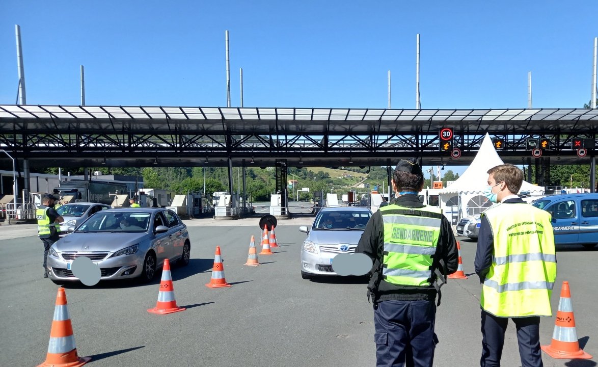 PoliceNat64's tweet photo. [#Actu] Visite de @Prefet64 sur le dispositif de sécurité frontalier  Franco Espagnole sur @departement64.
Les #ForcesDeSecurité sont mobilisées et s'adaptent à l'évolution des mesures pour #VotreSecurité : @PoliceNat64, #PAF64, @Gendarmerie et #CRS. https://t.co/7UXSpSb9vb