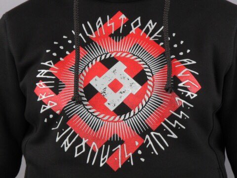 _wPunkt's tweet photo. Zdjęcie Romana Protasiewicza w t-shircie przedstawiającym neonazistowską symbolikę. Producentem koszulki jest niesławna firma Sva Stone, będąca ulubionym źródłem ubrań dla neonazistów na całym świecie.
#RomanProtasiewicz https://t.co/WerMcIePJq