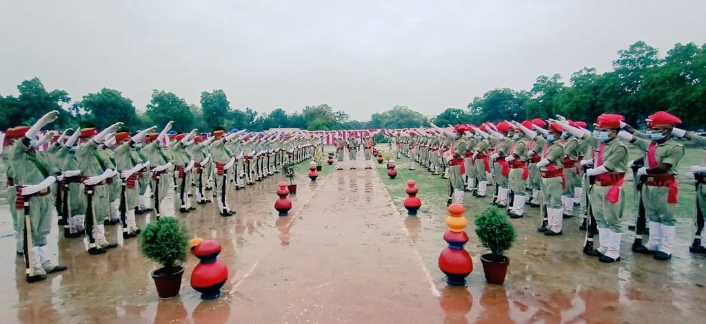 gondapolice's tweet photo. रिजर्व पुलिस लाइन गोण्डा में रिक्रूट आरक्षियों को ईमानदारी, कर्तव्यनिष्ठा व निष्पक्षता की शपथ दिलाते हुए #SPGonda @IPS_SantoshM

@aajtak @ABPNews @AbpGanga @ndtv  @ZEEUPUK @bstvlive @News18UP @InfoDeptUP @ANINewsUP @NewsIndiaDT @IndiaNewsUP_UK @JagranNews @AmarUjalaNews https://t.co/Yftr7Why7w