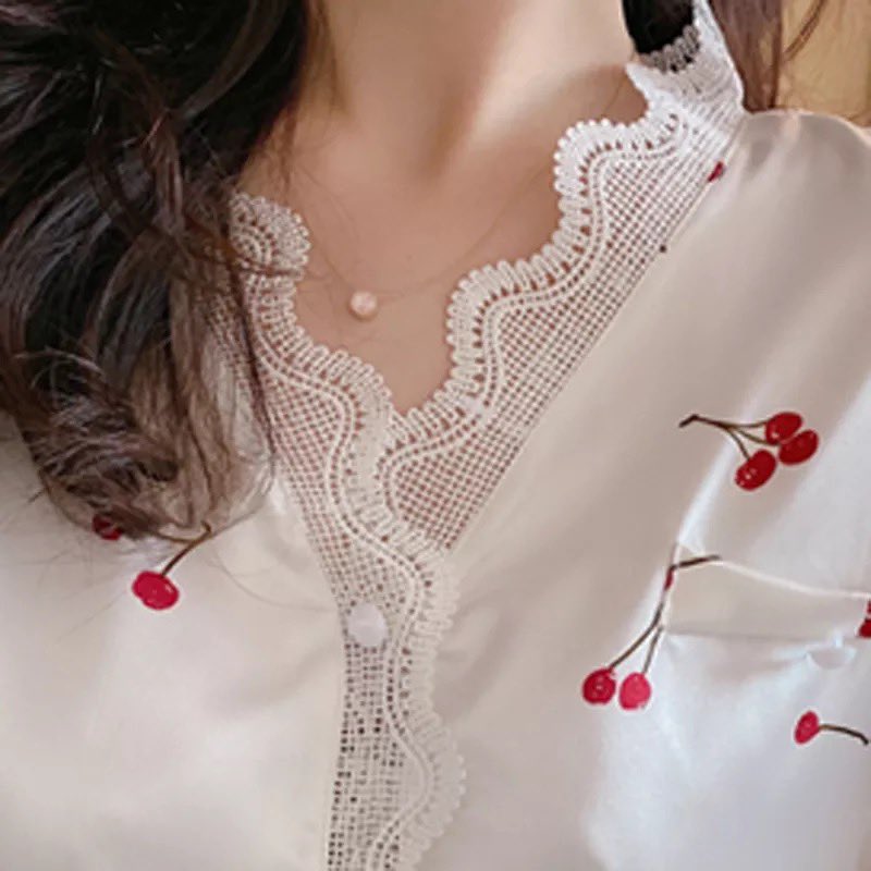 rayelselect's tweet photo. Satin lace roomwear

color：WHITE

size:M〜XXL　

 トップのURLからご覧頂けます🥰  新型コロナウィルスの影響で通常よりお届けにお時間がかかります。必ず利用規約をご確認下さい #RAYEL #パジャマ #レイエルセレクトショップ  #おうち時�� #ルームウェア #サテンルームウェア https://t.co/LWMszqsu85