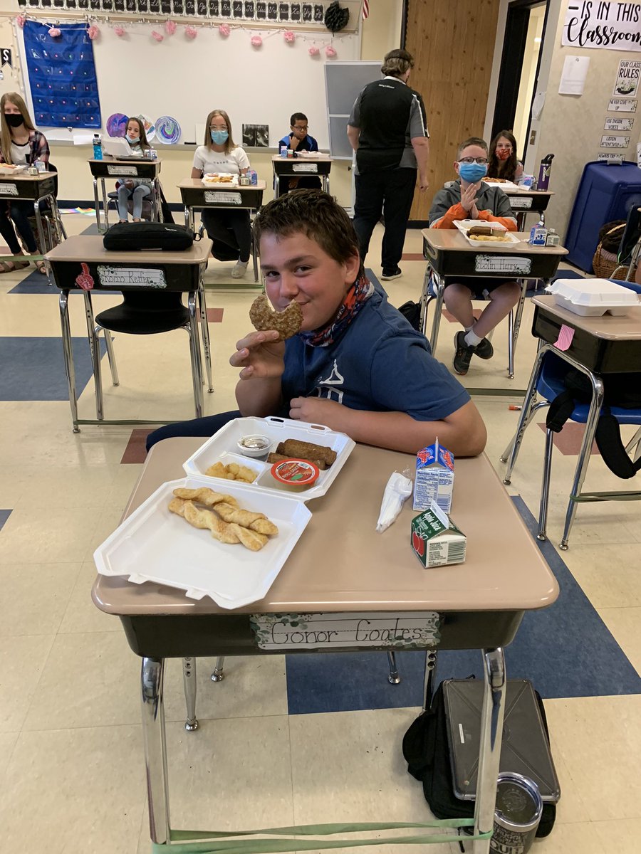 It was a pleasure serving our 6th graders a special breakfast this morning!! See you all next year at the High School!!@trtomasko <a href="/JohnZesiger/">Dr. John W. Zesiger</a> #WeAreTng