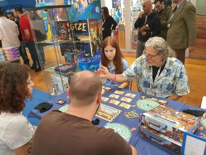 Felice Giornata del Gioco!! 
Chi è il tuo autore preferito? Posta una tua foto con un suo gioco!
Qui giochiamo a Ciarlatani di Quedlinburgo dell'autore Wolfgang Warsch, autore anche di Optimus e Taverne di Valfonda!

#DEVIR #Boardgame #Boardgames #GiornataInternazionaleDelGioco