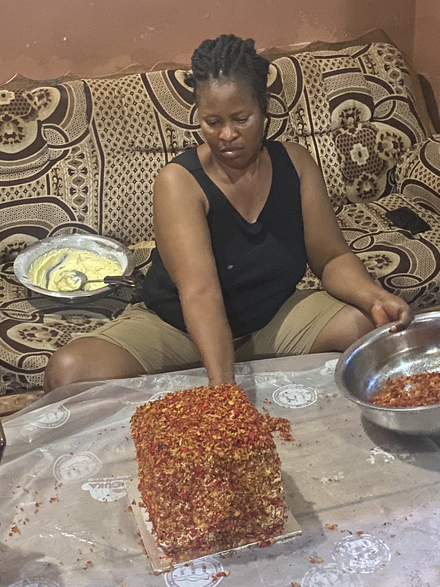 Abiso_la's tweet image. My mom baked a coconut cake😍 and told me to help her get customers on Twitter..  so pls help retweet🥺🙏🏽

The process                   The outcome