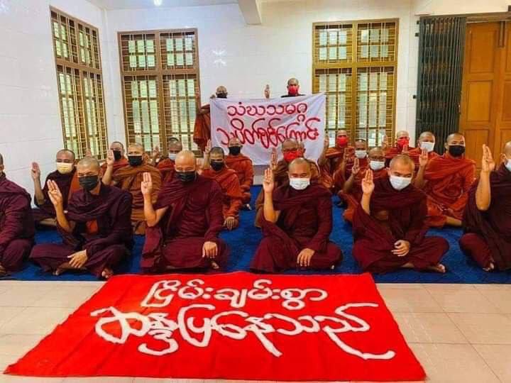 KhlainP's tweet photo. Buddhist monks from Mandalay peacefully protested against dictatorship and prayed for Myanmar civilians.
#WhatsHappeningInMyanmar 
#May28Coup https://t.co/BbQKjRlY0e