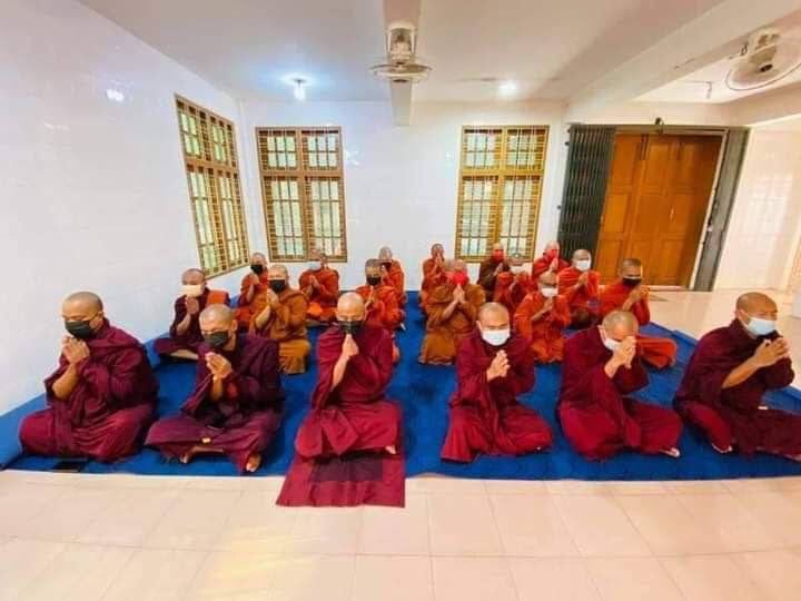 KhlainP's tweet photo. Buddhist monks from Mandalay peacefully protested against dictatorship and prayed for Myanmar civilians.
#WhatsHappeningInMyanmar 
#May28Coup https://t.co/BbQKjRlY0e