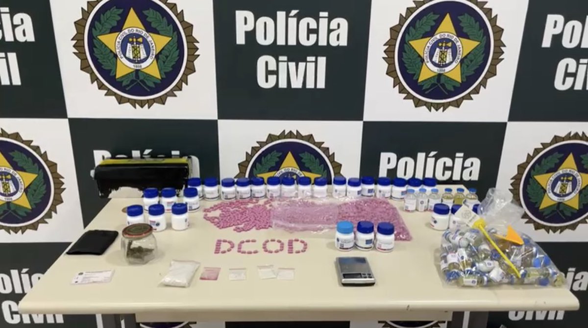 PCERJ's tweet photo. #DCOD prendeu um advogado por tráfico de drogas e venda de anabolizantes. Ele foi capturado no momento que venderia mais de 1.000 comprimidos de ecstasy, em um condomínio de luxo na Barra da Tijuca, na Zona Oeste do #RJ. Saiba mais: https://t.co/BaPVNpIVBq https://t.co/Jp0Cfncrt3