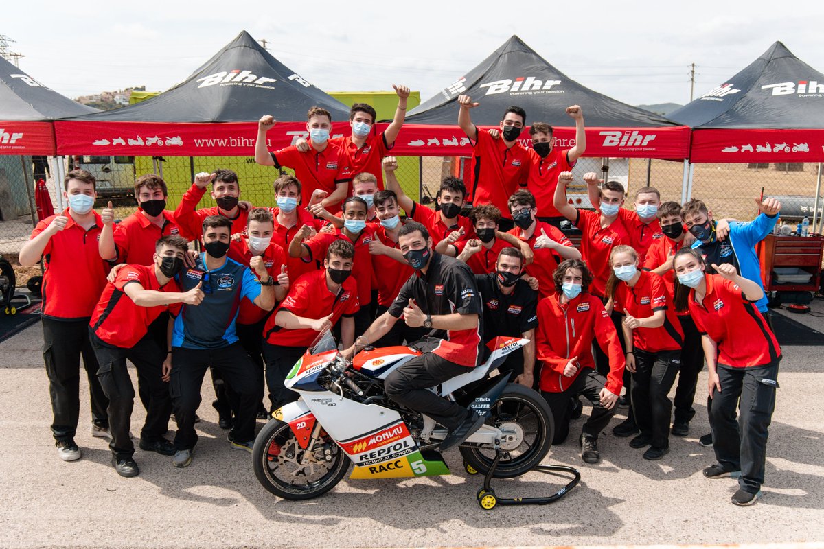 MonlauMotul's tweet photo. ¡Es un orgullo ver cómo #alumnos que empiezan sin conocimientos de mecánica en competición alcanzan estos objetivos en tan solo un año! 🥳
#motorsport #MonlauRepsol https://t.co/vRv23GZpa3