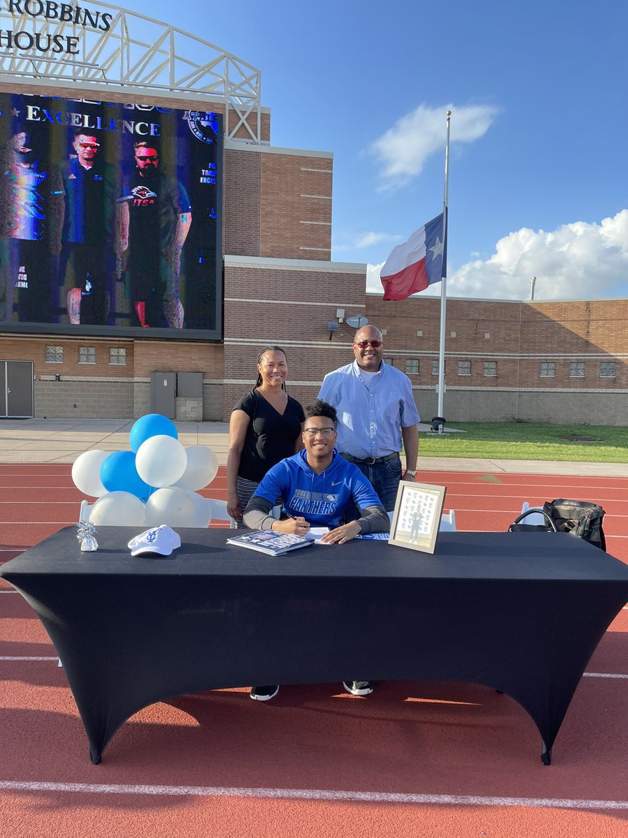 KParkBasketball's tweet photo. Thank you @HumbleISD_Ath for putting on an awesome Signing Day!  

Congrats to our guys @brenthoops1 @jkbuckets5 @HellstenJoseph @NickTJones2003 ; we are going to miss you but can’t wait to see what’s next! #nevergoodbye #Family 🤟🏀 https://t.co/nehnFQnDyN