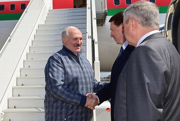 1. Лукашенко прилетел в Сочи на переговоры с Путиным. Будут обсуждаться вопросы экономической интеграции и давление Запада на Белоруссию.