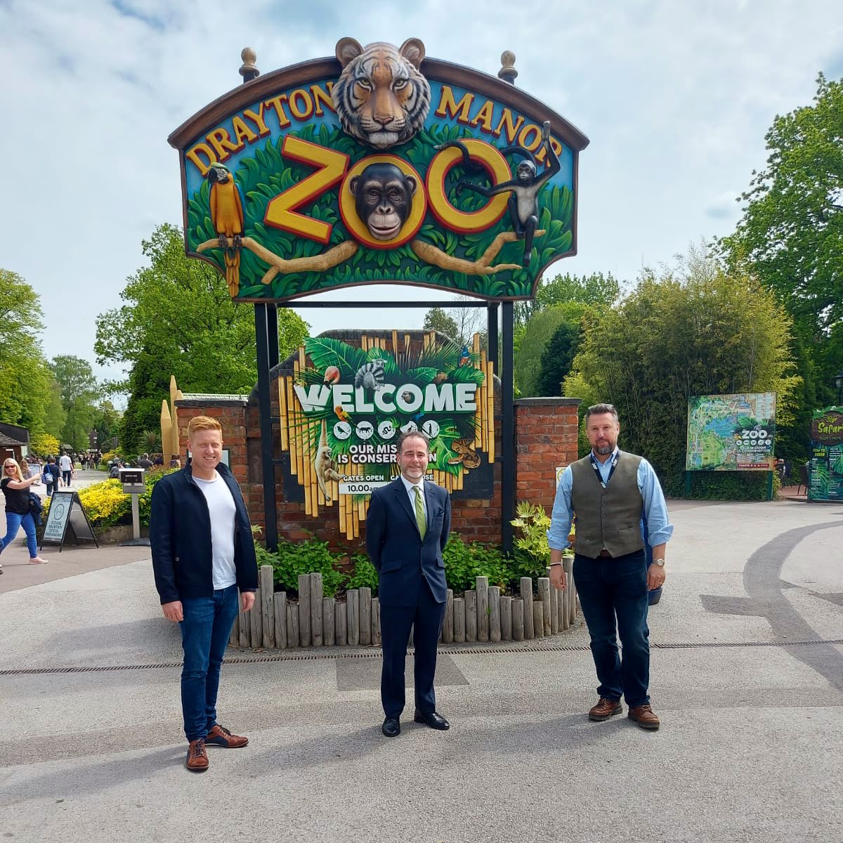 A delight, as ever, to visit @DraytonManor today and especially during this week to celebrate #EnglishTourismWeek21 🐒

The theme park and zoo is roaring back and tickets are selling fast for the half term. Feeding the red pandas was my definite highlight!
#HereForCulture