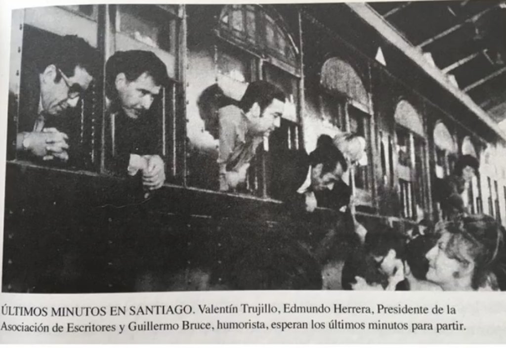 FOTO HISTÓRICA! Mi amado, valiente y consecuente papá, Valentín Trujillo participando del Tren Popular de la Cultura en 1971. Durante la UP, 60 artistas recorrieron en tren + de 1000 kilómetros en 40 días, para acercar la cultura a personas que no tenían acceso a ella.✊🏼