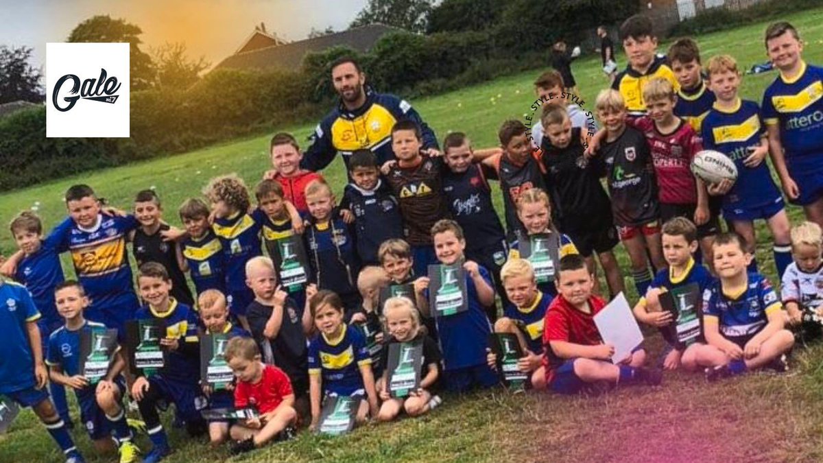 GaleGrassroots's tweet photo. THROWBACK TO THIS! Did you know that our โtouch and passโ sessions start tonight? This time for over 45โs! 6:30-8PM at Leeds Corinthians RUFC. See you all there! #rugby #rugbyleague #LukeGale #Over45s #TouchandPass @snozzer_gale https://t.co/oPKeMfYBqM