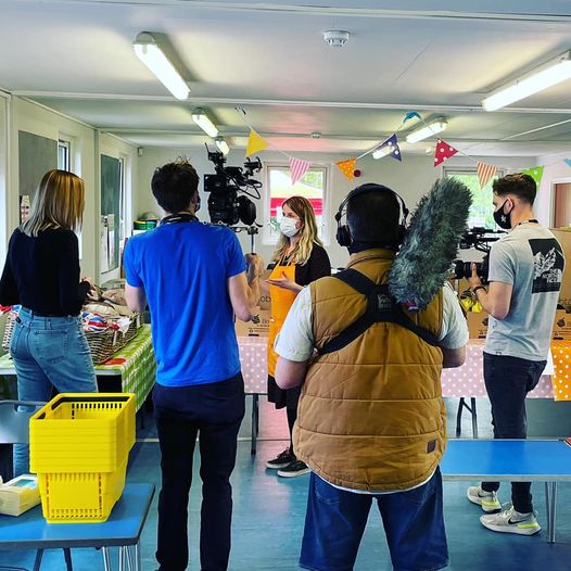OasisHealthSE1's tweet photo. Delighted to welcome @BBCTheOneShow to @OasisWaterloo #CommunityFridge this afternoon. We're changing the urban food environment. #foodsecurity. Here’s Carly being interviewed - watch on @BBCOne this Monday at 7pm @OasisAcademies @Oasis_UK @ImpUrbanHealth @BatterseaPwrStn @ICF https://t.co/PiHajvPunr