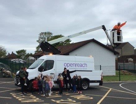 CherryTreeEYC's tweet image. Thank you to Emily&apos;s dad for showing the boys and girls how he is able to get up high to fix the wires