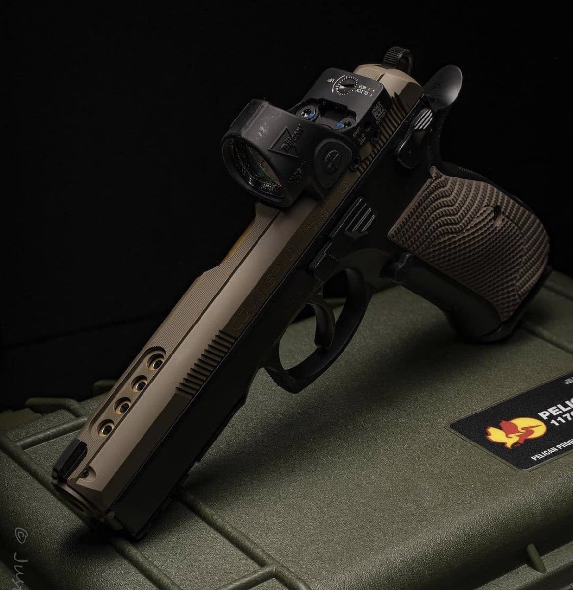 janedoe_cz75's tweet photo. シンプルにその位置の穴もあり❤️
#cz #czusa #czub #Českázbrojovka #カッコいいCZ #czguns #czsp01 #cz75sp01tactical #lokgrips https://t.co/Wa3mrSAApC