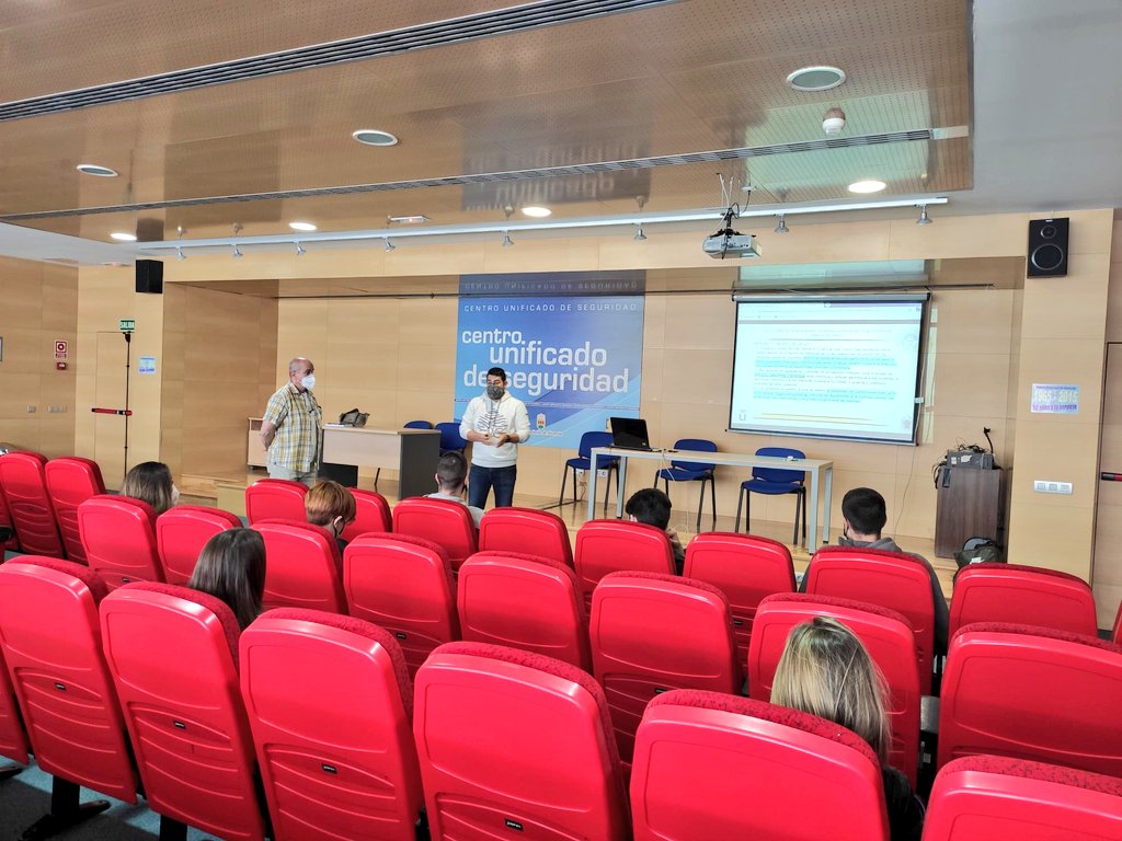 PoliciaAlcorcon's tweet photo. 👮 Agentes de @PoliciaAlcorcon imparten módulo de #ViolenciaDeGenero a alumnos de @urjc y @unicomplutense dentro de la realización de sus prácticas universitarias
#Criminalistica 📚 https://t.co/nV5DIGW3tS