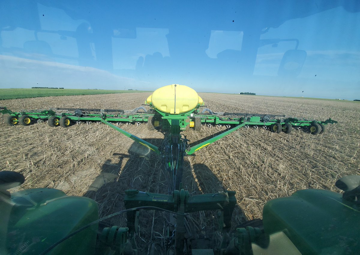 AMillershaski's tweet photo. Last 500 acres of #corn. Let's see if we can beat the rain 😬. #Plantzilla #plant21 https://t.co/1K7XrpXMeU