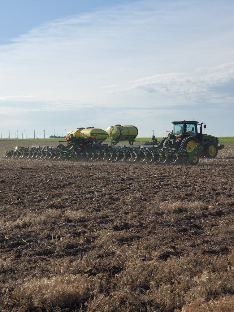 AMillershaski's tweet photo. Last 500 acres of #corn. Let's see if we can beat the rain 😬. #Plantzilla #plant21 https://t.co/1K7XrpXMeU